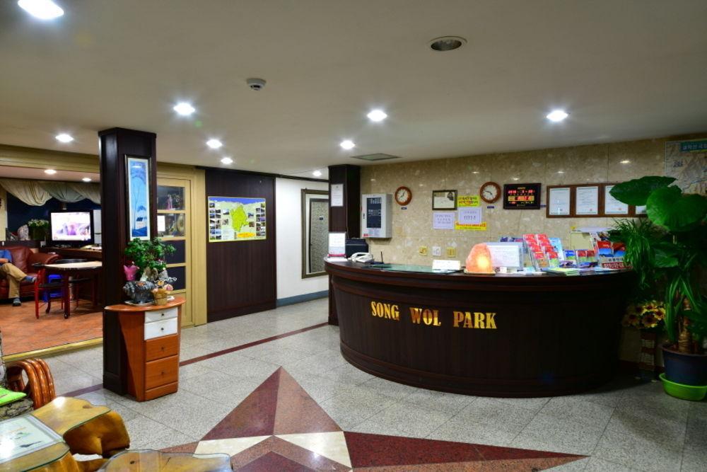 Motel Songwol Park à Sokcho Extérieur photo